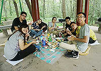 Students sticking to green principles while picnicking in Nanjing  (Photo Credit: Lun Wing Tung)